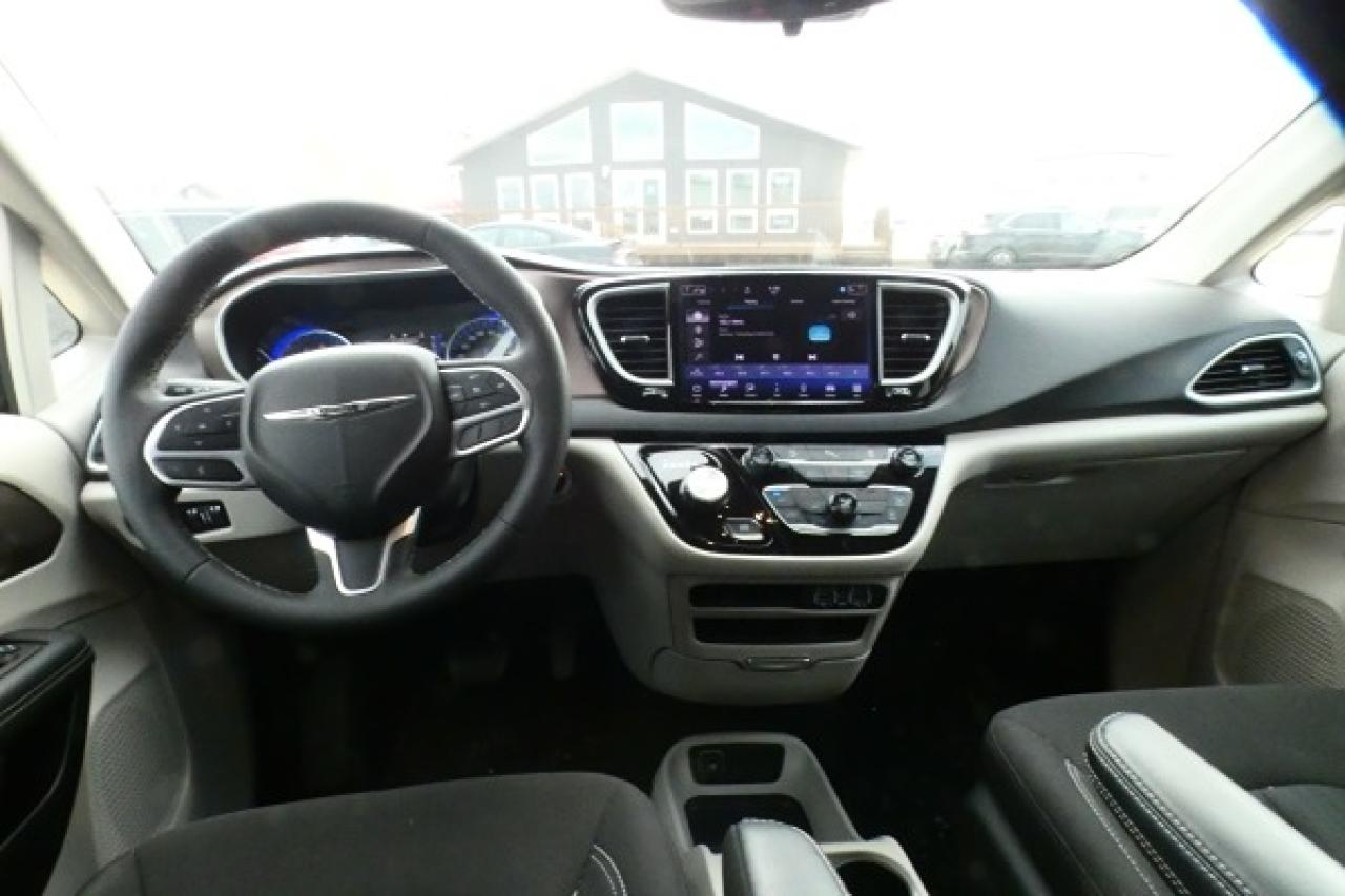 2024 Chrysler Grand Caravan SXT 2WD w/Htd cloth, Htd wheel, NAV, BUC - Photo #12