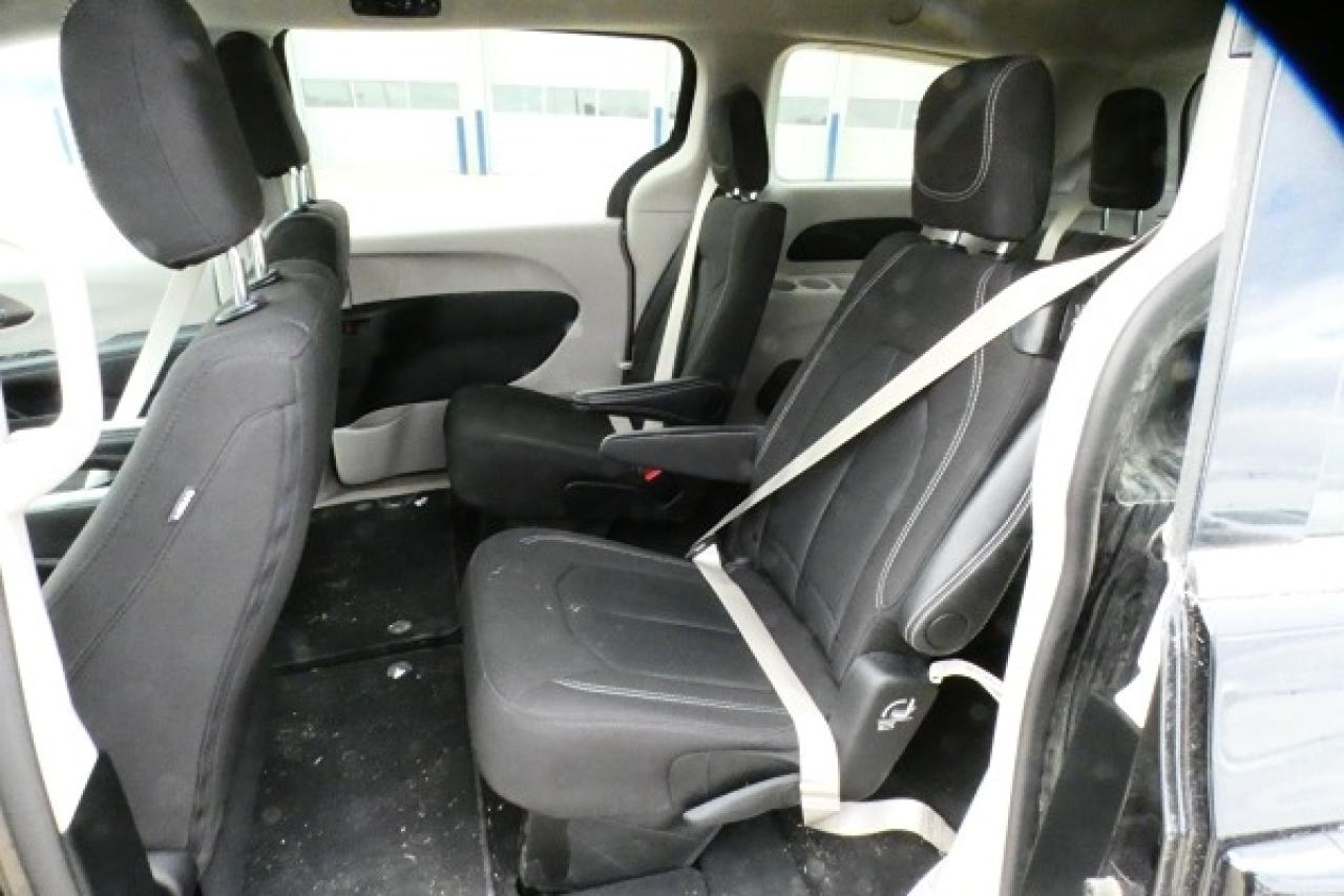 2024 Chrysler Grand Caravan SXT 2WD w/Htd cloth, Htd wheel, NAV, BUC - Photo #10