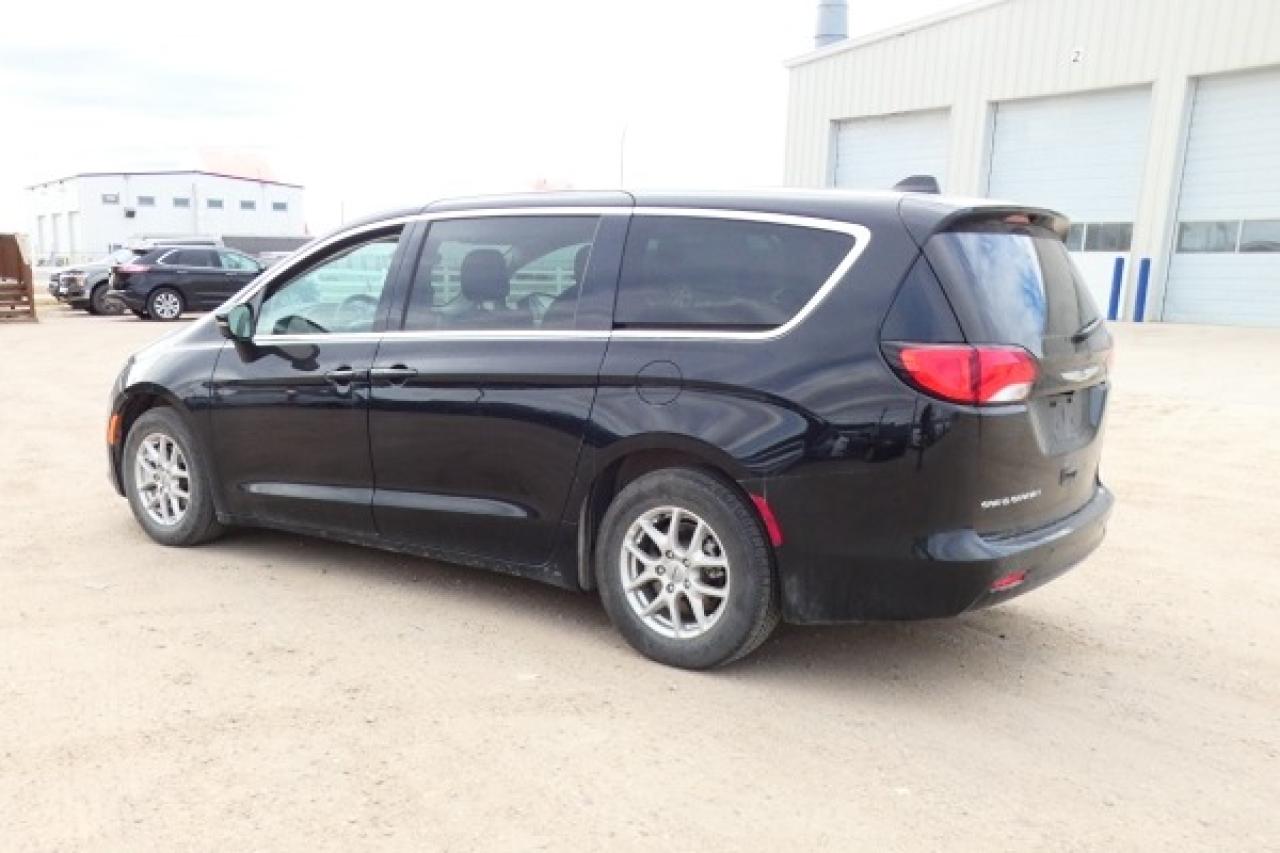 2024 Chrysler Grand Caravan SXT 2WD w/Htd cloth, Htd wheel, NAV, BUC - Photo #8