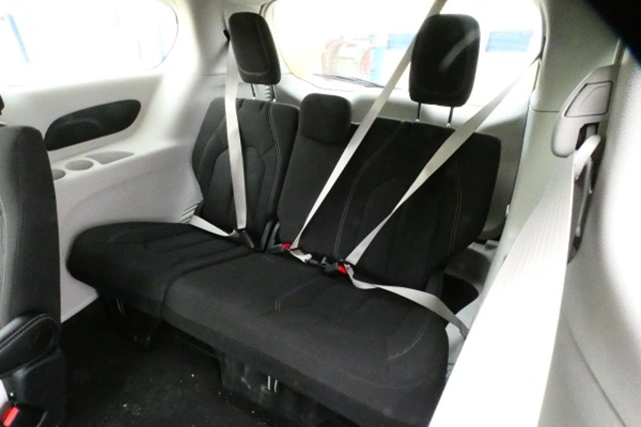 2024 Chrysler Grand Caravan SXT 2WD w/Htd cloth, Htd wheel, NAV, BUC - Photo #9