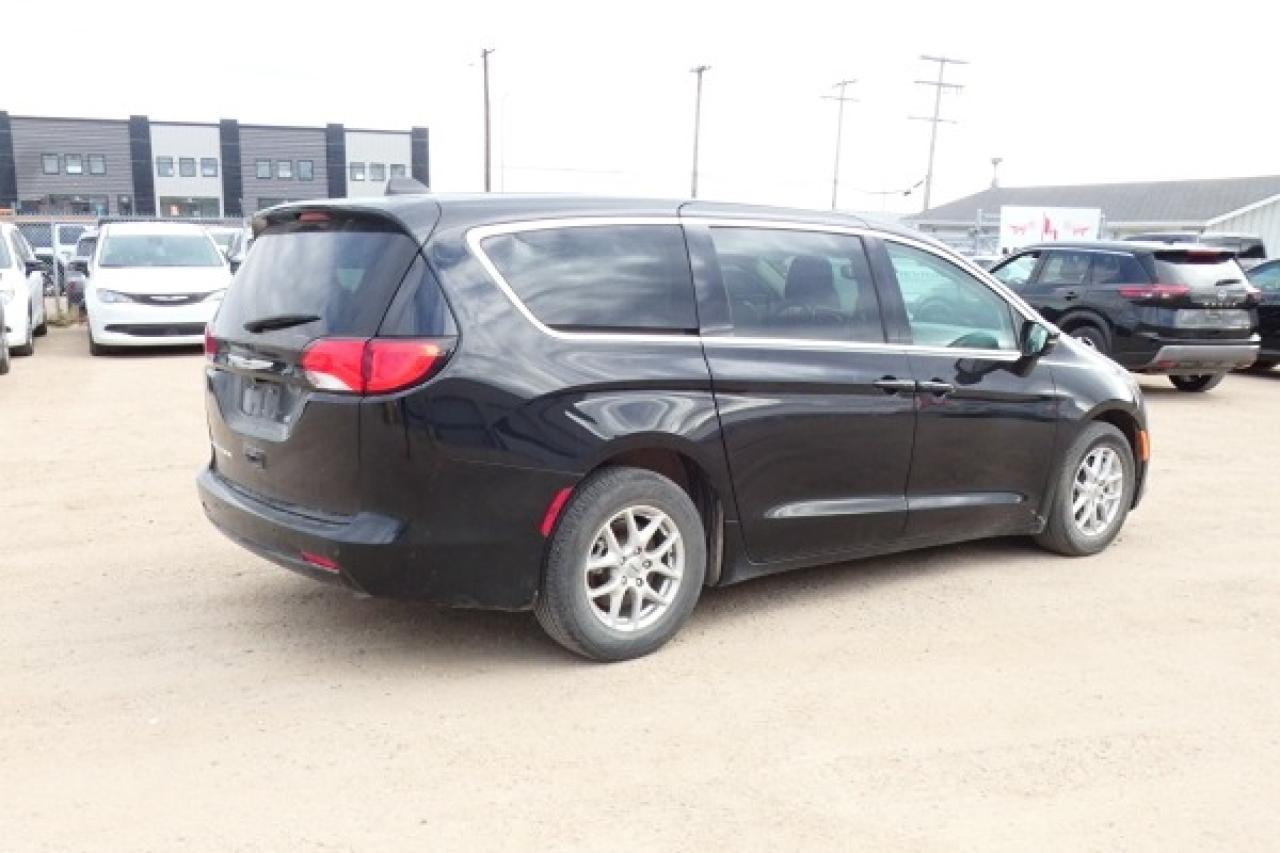 2024 Chrysler Grand Caravan SXT 2WD w/Htd cloth, Htd wheel, NAV, BUC - Photo #6