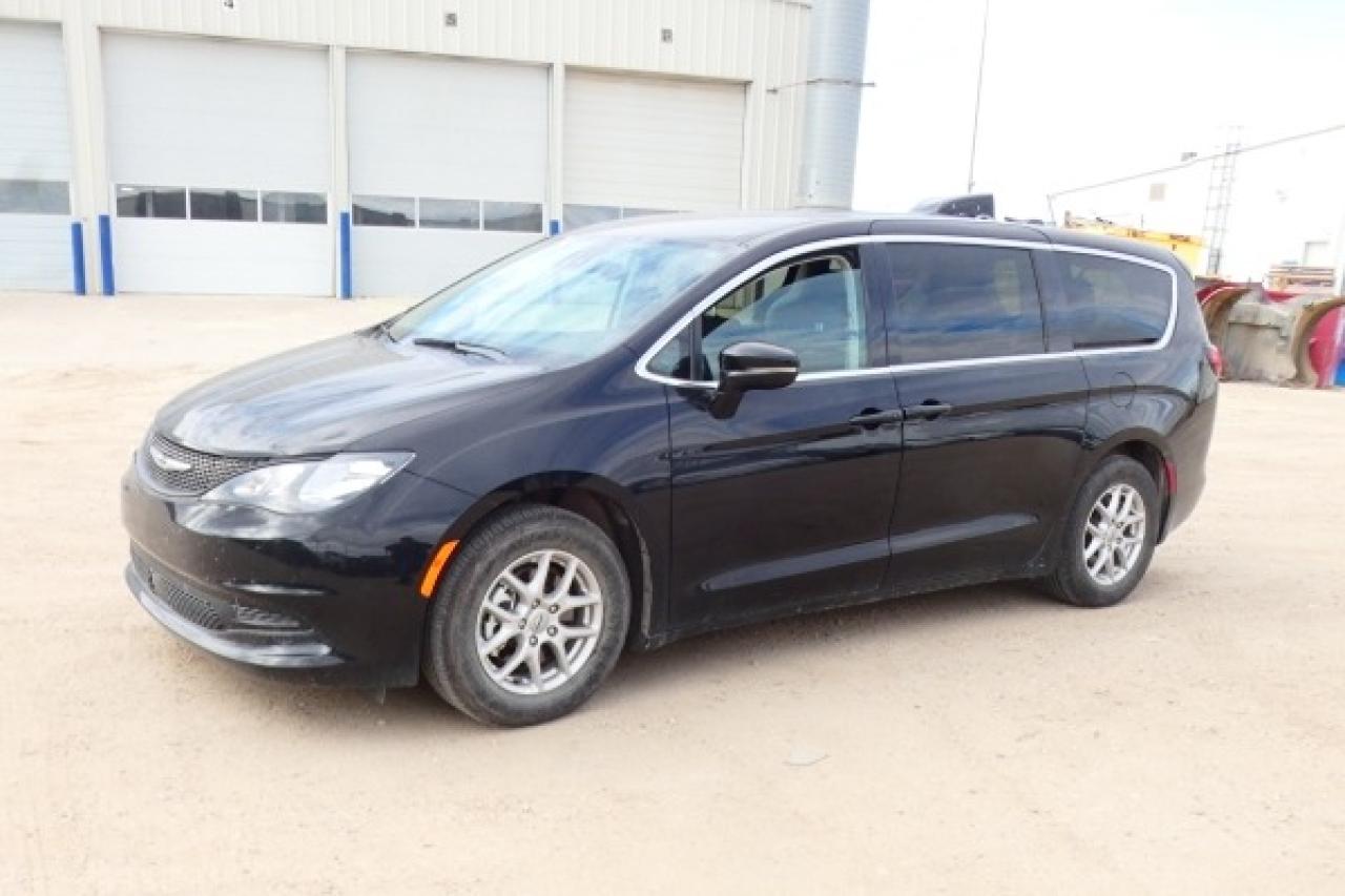 2024 Chrysler Grand Caravan SXT 2WD w/Htd cloth, Htd wheel, NAV, BUC - Photo #2