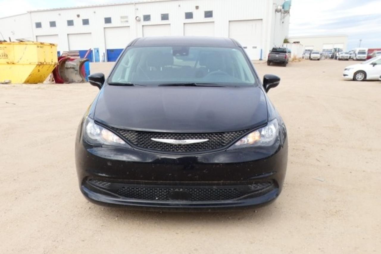 2024 Chrysler Grand Caravan SXT 2WD w/Htd cloth, Htd wheel, NAV, BUC - Photo #3