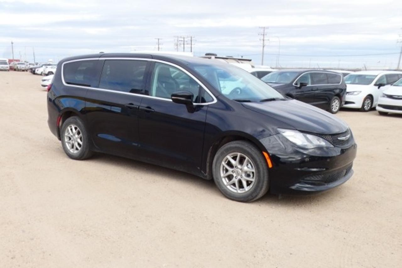 2024 Chrysler Grand Caravan SXT 2WD w/Htd cloth, Htd wheel, NAV, BUC - Photo #4