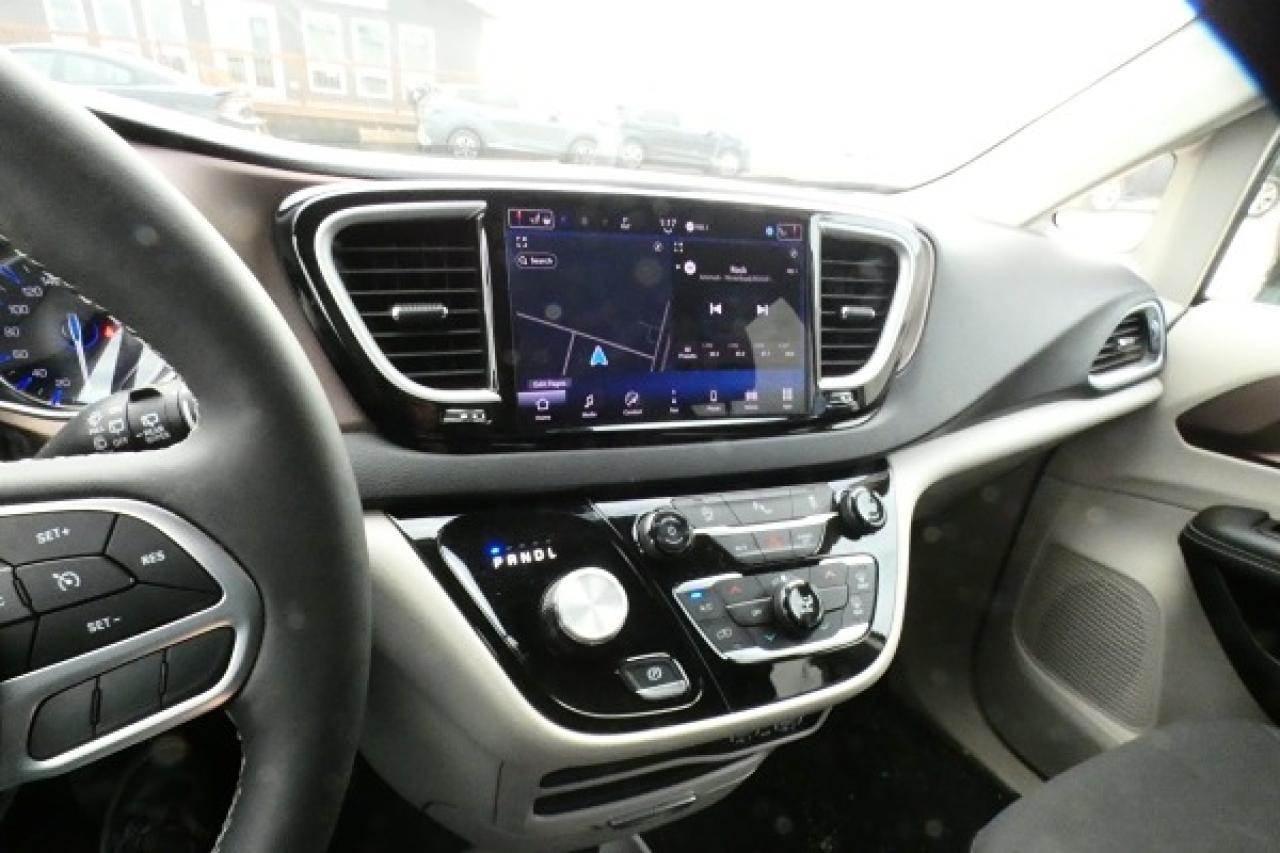 2024 Chrysler Grand Caravan SXT 2WD w/Htd cloth, Htd wheel, NAV, BUC - Photo #16