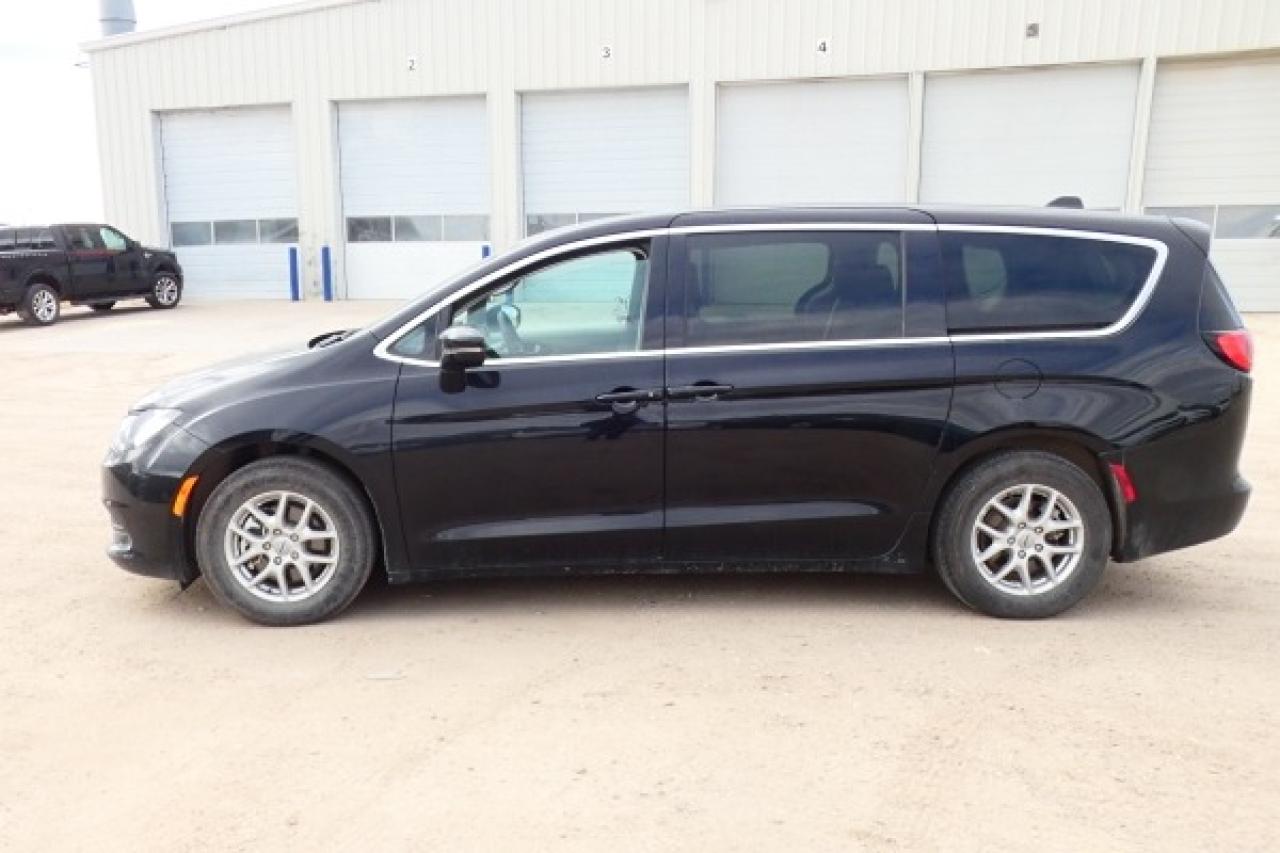 2024 Chrysler Grand Caravan SXT 2WD w/Htd cloth, Htd wheel, NAV, BUC