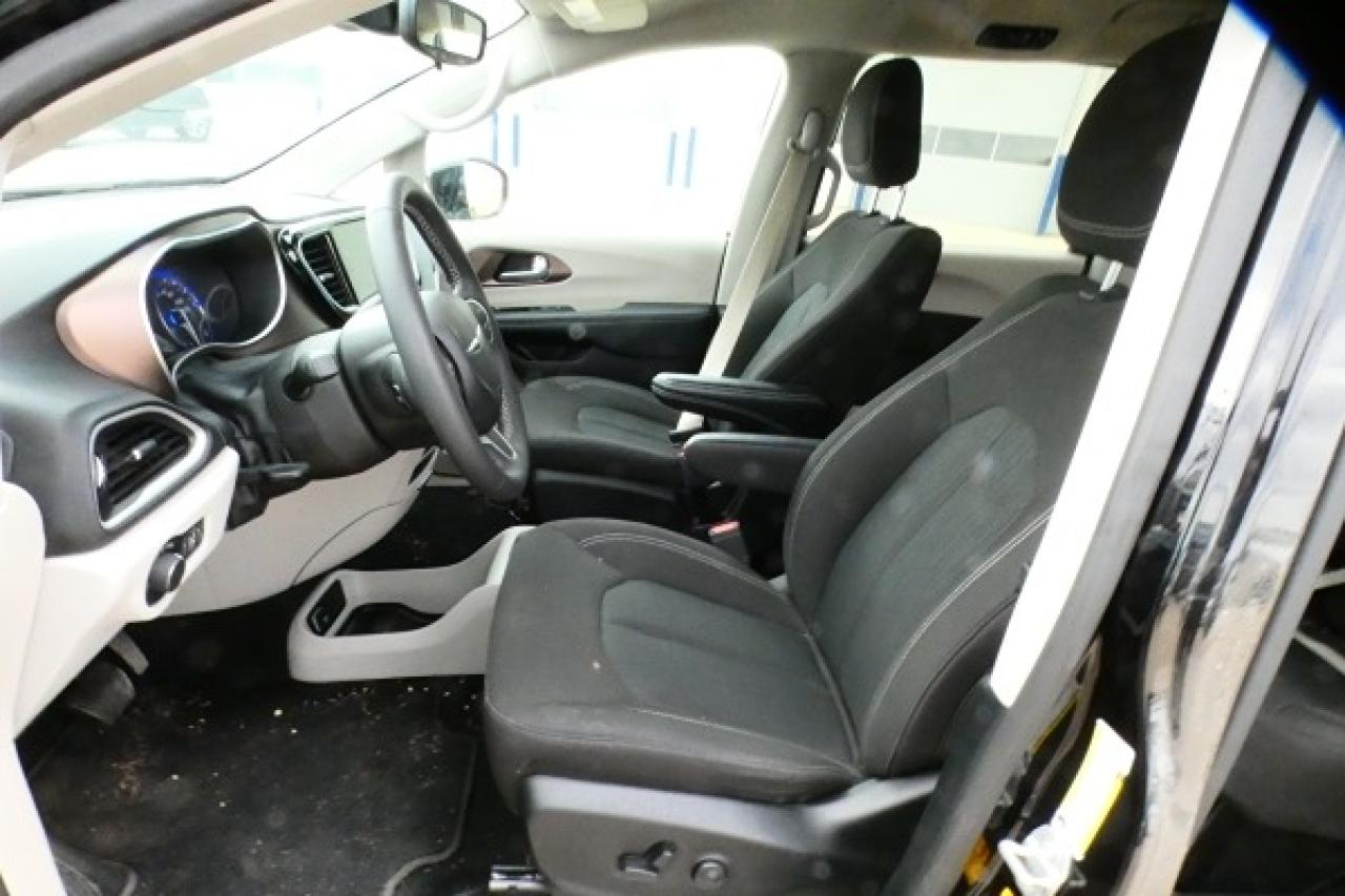 2024 Chrysler Grand Caravan SXT 2WD w/Htd cloth, Htd wheel, NAV, BUC - Photo #11