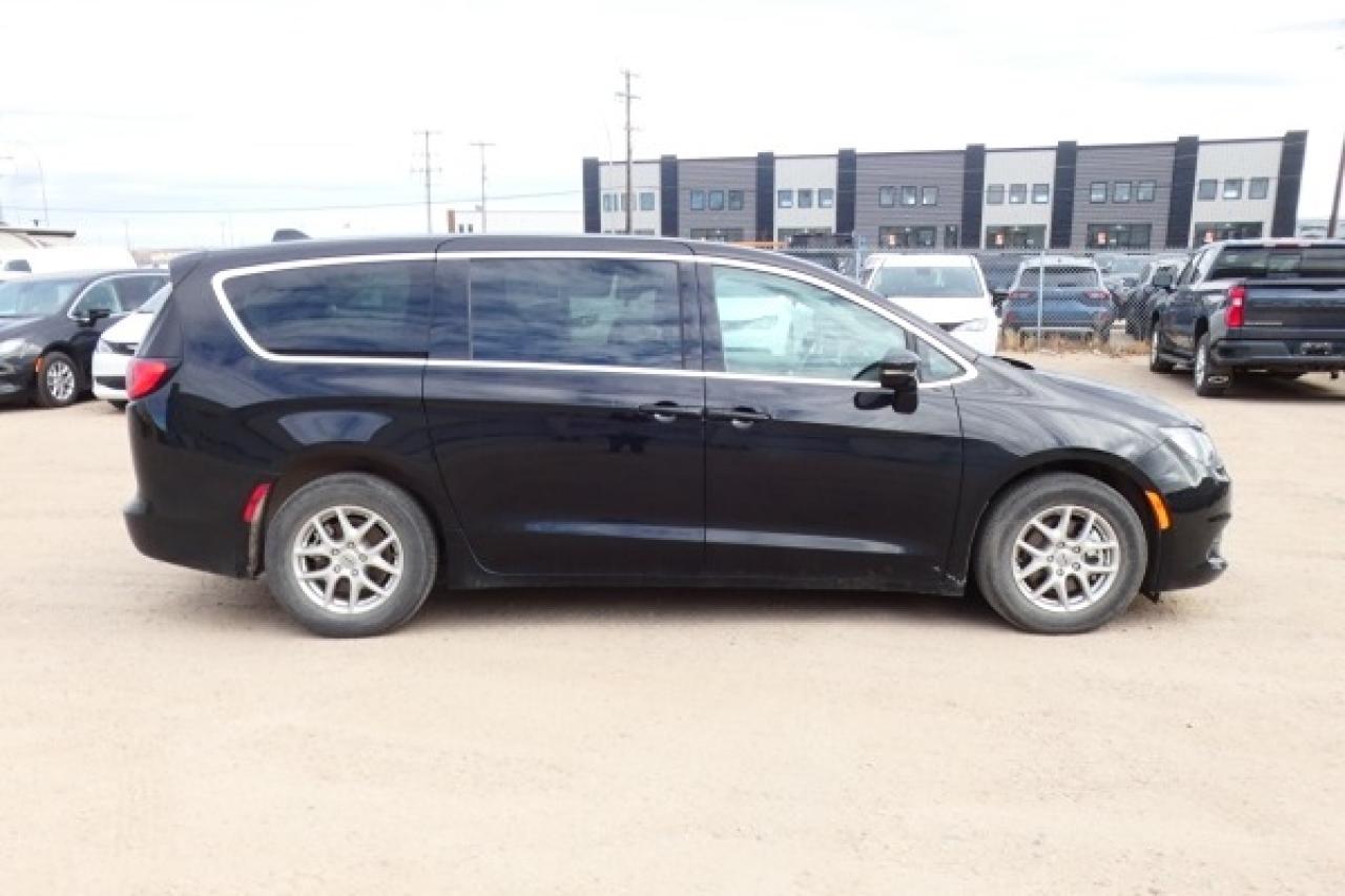 2024 Chrysler Grand Caravan SXT 2WD w/Htd cloth, Htd wheel, NAV, BUC - Photo #5