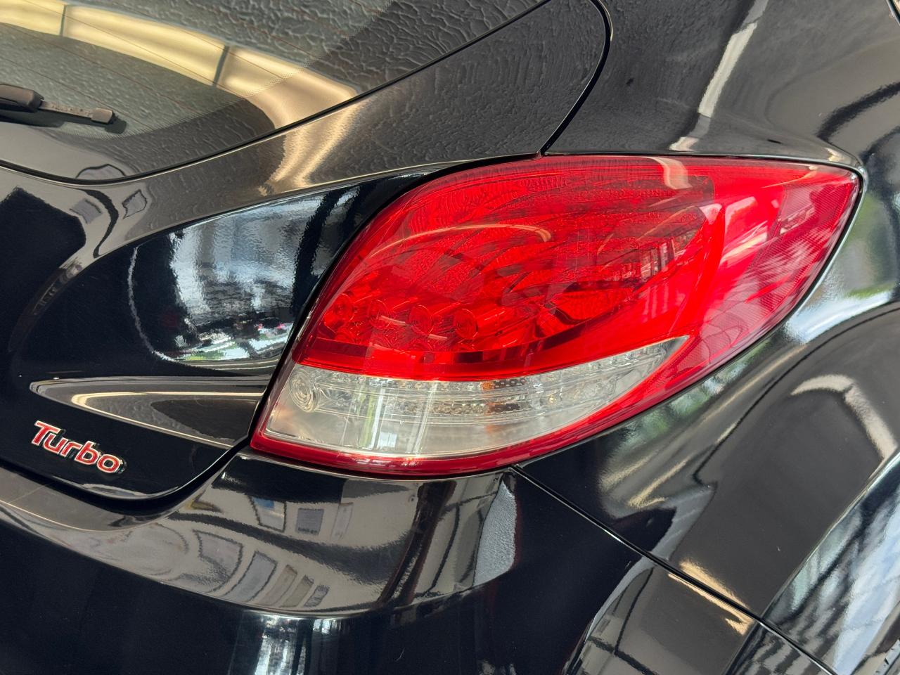 2013 Hyundai Veloster Turbo+Leather+Roof+Camera+Fog Lights+A/C Photo