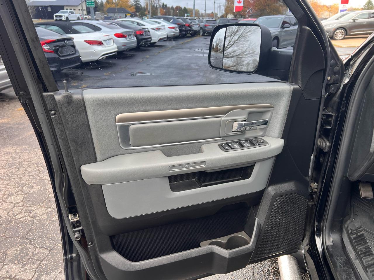 2015 RAM 1500 SLT 4X4 V6 3.6L ONLY 125KM Photo