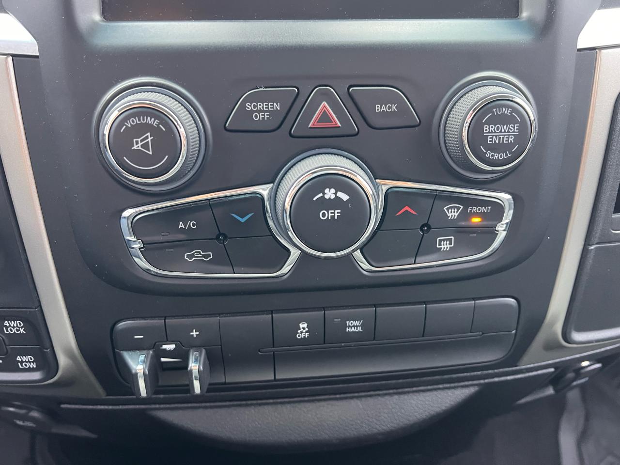 2015 RAM 1500 SLT Photo30