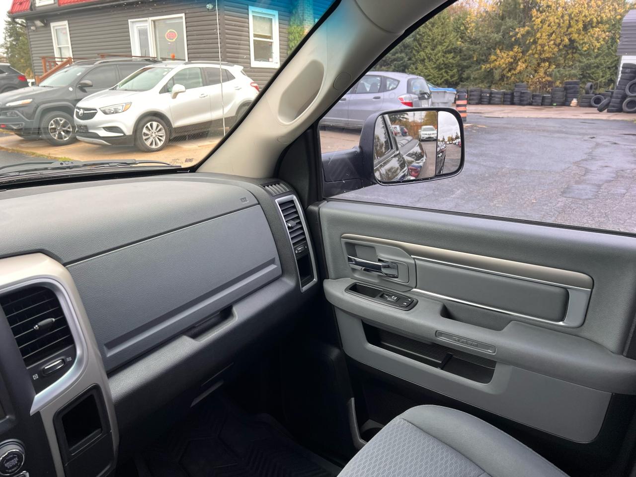 2015 RAM 1500 SLT 4X4 V6 3.6L ONLY 125KM Photo