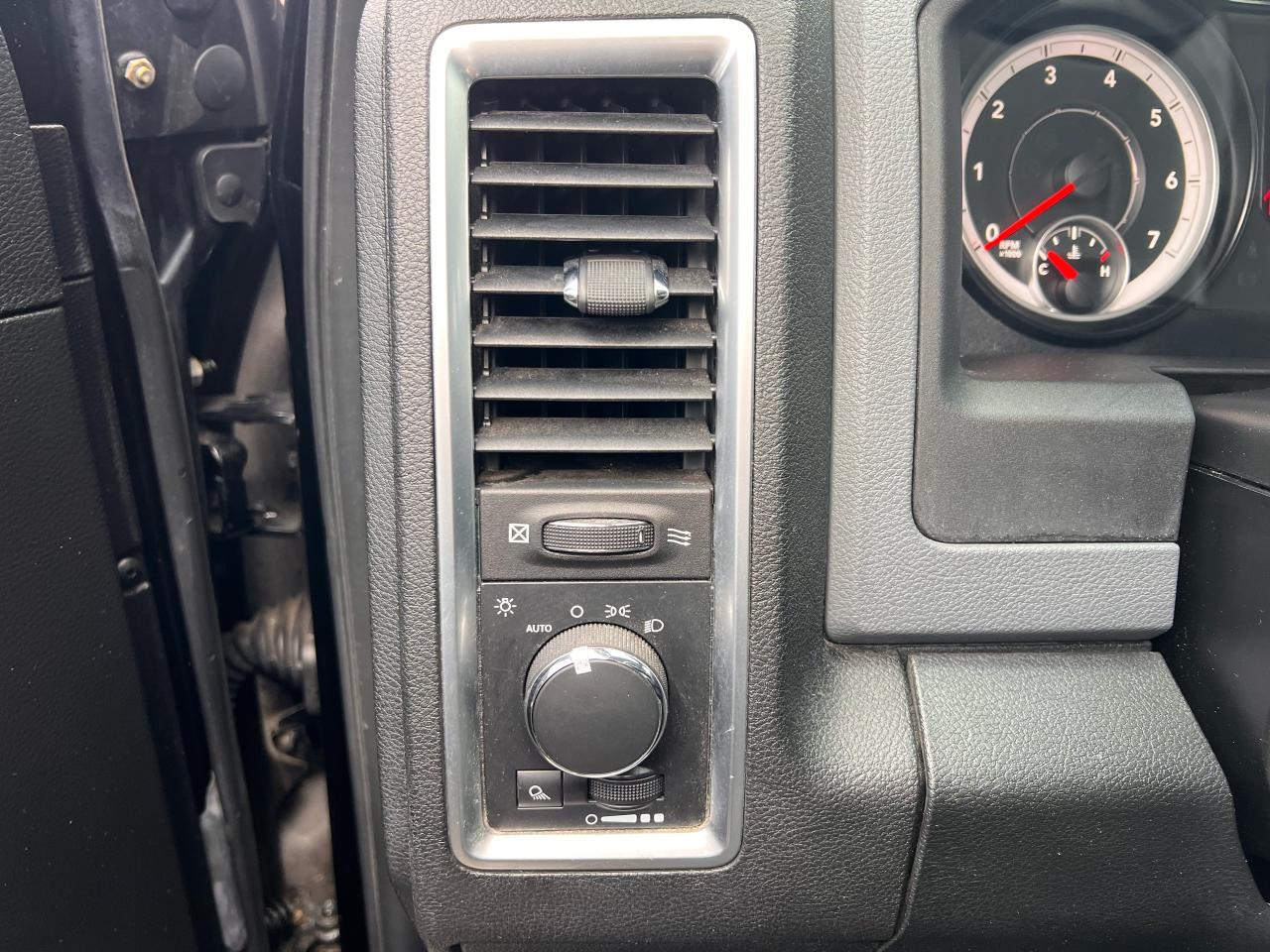 2015 RAM 1500 SLT 4X4 V6 3.6L ONLY 125KM Photo