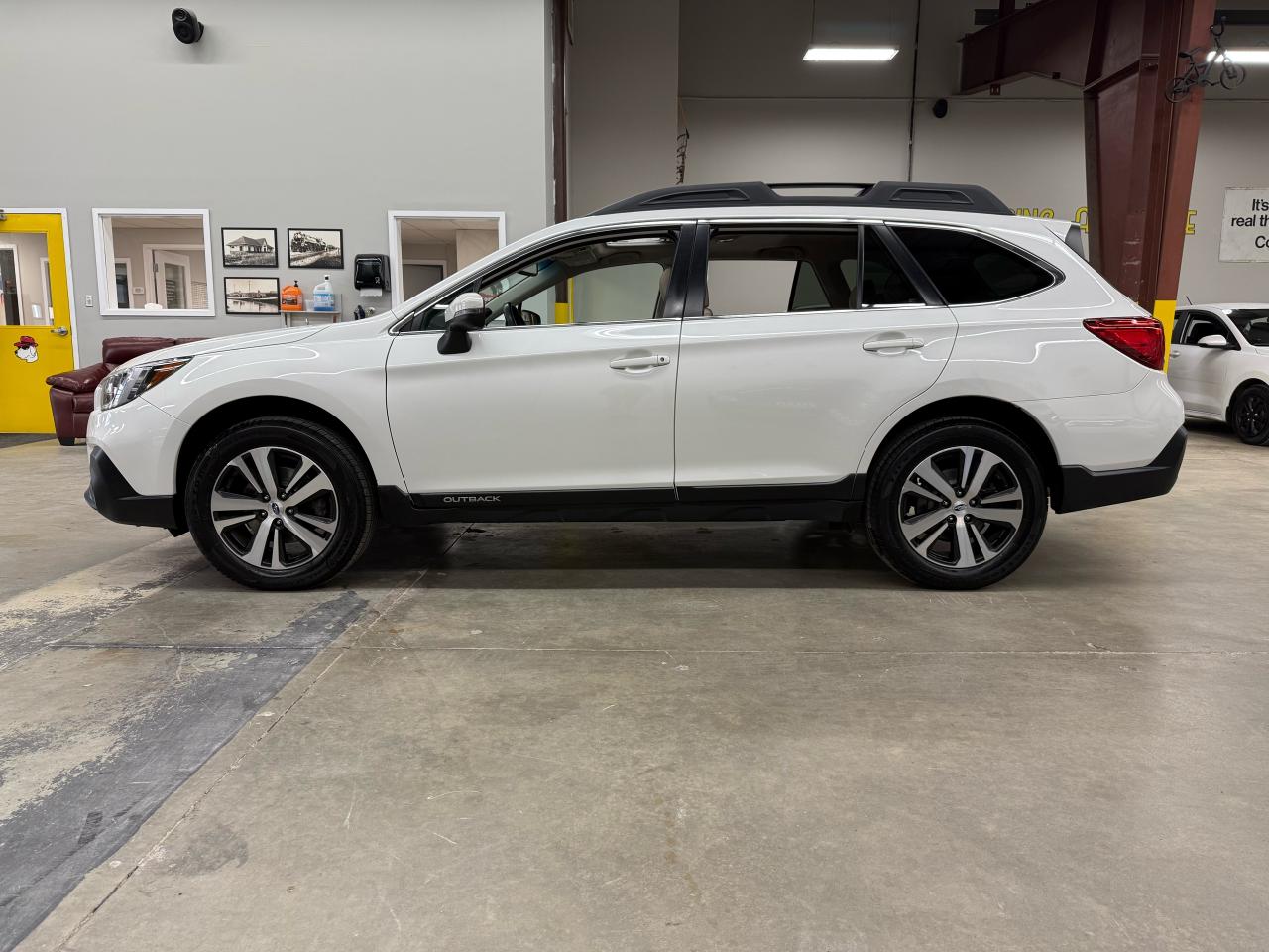 2018 Subaru Outback LIMITED - Photo #3