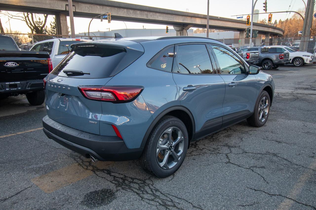 2026 Ford Escape ST-Line AWD Photo4