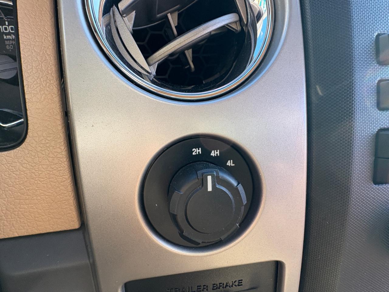 2011 Ford F-150 4WD SUPERCREW 145" XLT Photo