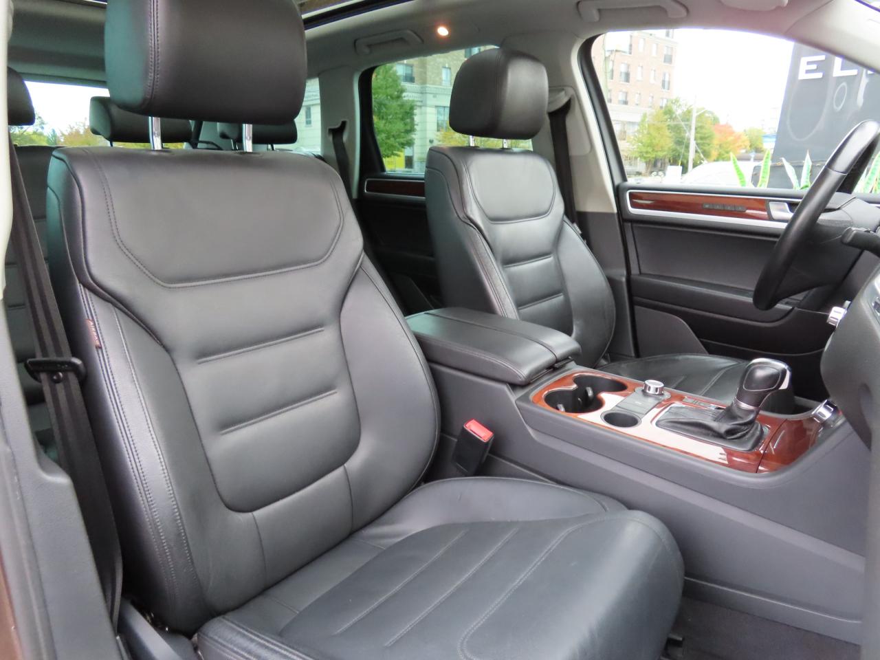 2011 Volkswagen Touareg TDI - DIESEL - LEATHER - SUNROOF !! Photo