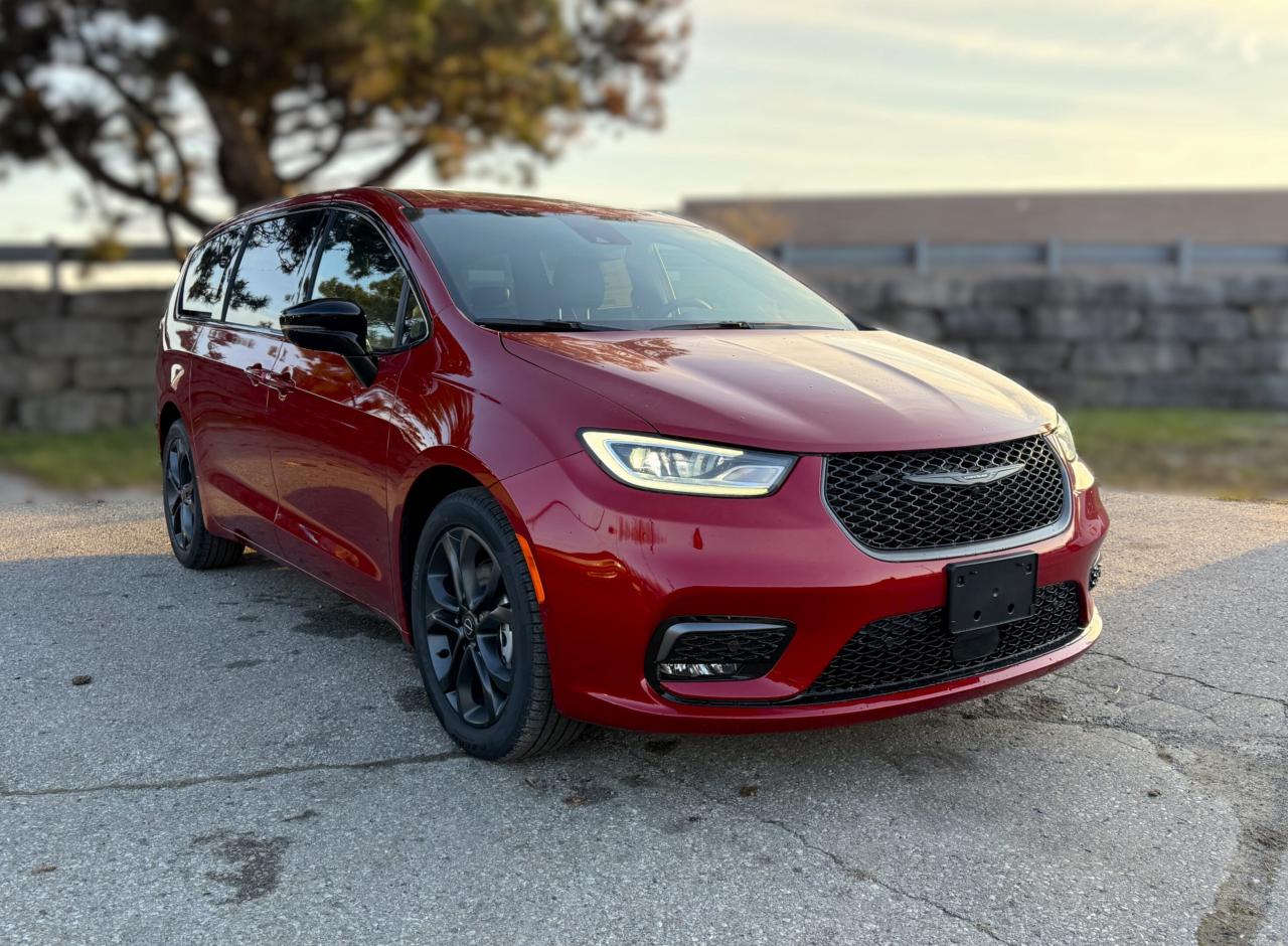 2026 Chrysler Pacifica Select FWD Photo2