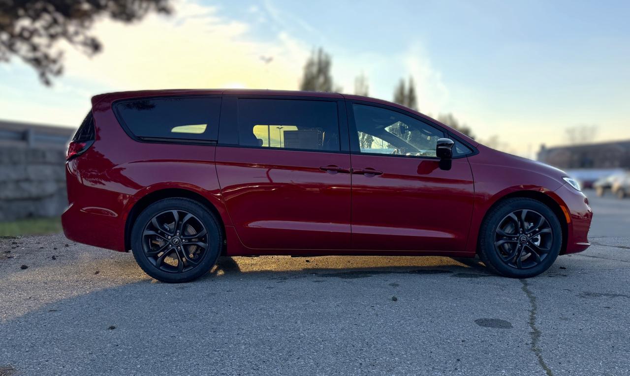 2026 Chrysler Pacifica Select FWD Photo3