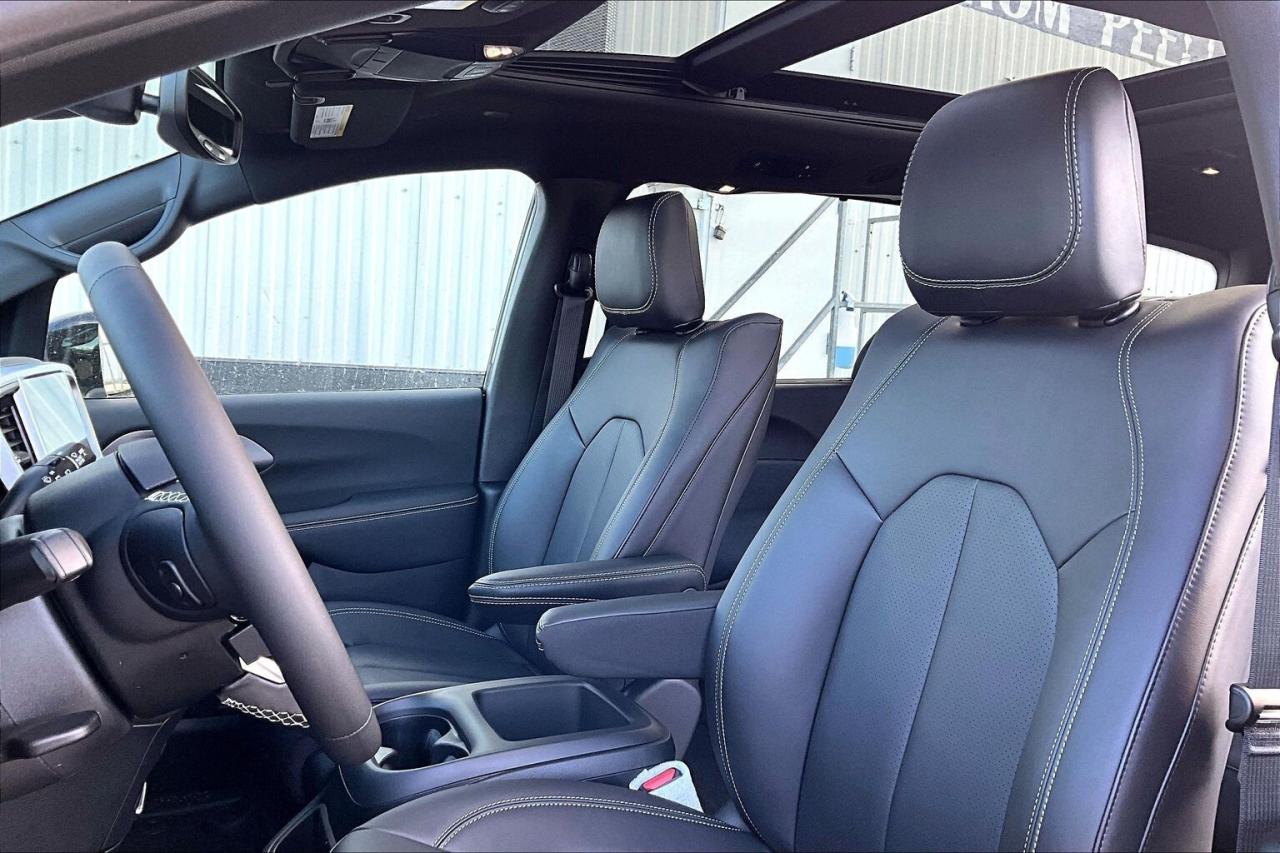 2026 Chrysler Pacifica SELECT | 100TH ANNIVERSARY | Theater Pkg | Sunroof Photo