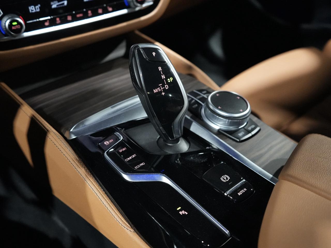 2022 BMW 5 Series 530i xDrive/M SPORT/HUD/HARMAN K/INTELIGENT SAFETY Photo