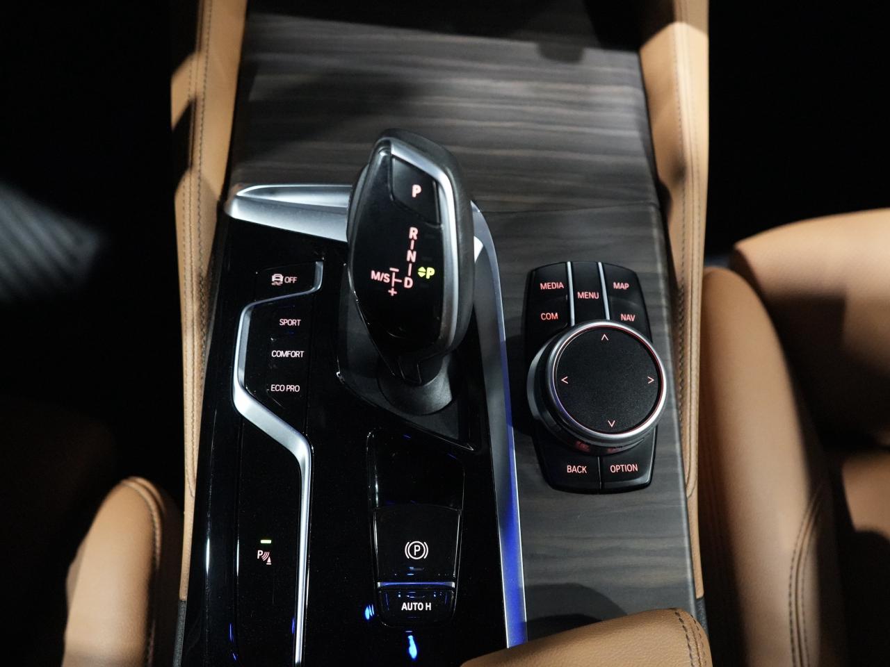 2022 BMW 5 Series 530i xDrive/M SPORT/HUD/HARMAN K/INTELIGENT SAFETY Photo