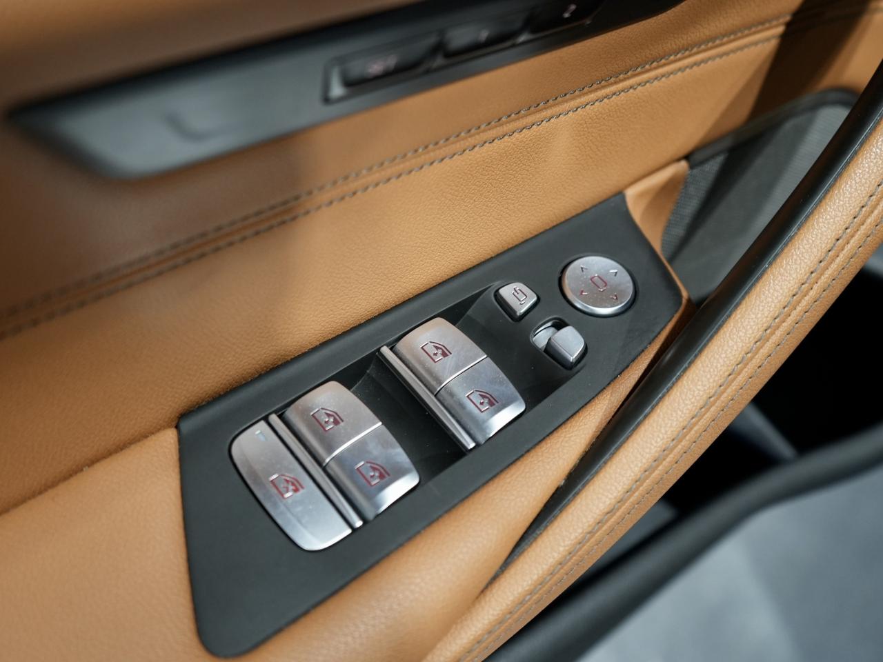 2022 BMW 5 Series 530i xDrive/ROOF/HUD/HARMAN K/INTELLIGENT SAFETY Photo