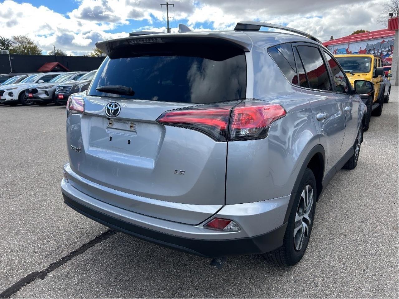 2018 Toyota RAV4 LE, CLEAN CARFAX, FRONT WHEEL DRIVE, ONLY 39 000KM - Photo #6