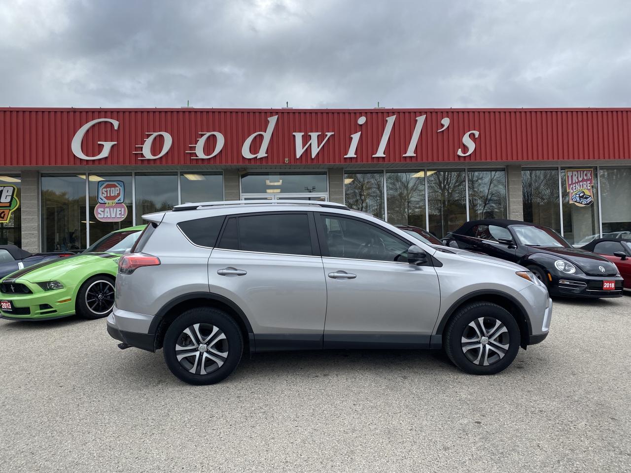 2018 Toyota RAV4 LE, CLEAN CARFAX, FRONT WHEEL DRIVE, ONLY 39 000KM - Photo #1
