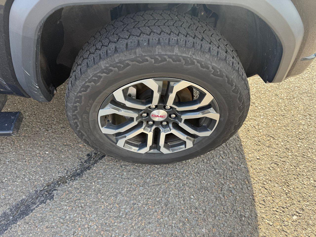 2024 GMC Canyon AT4 Photo3