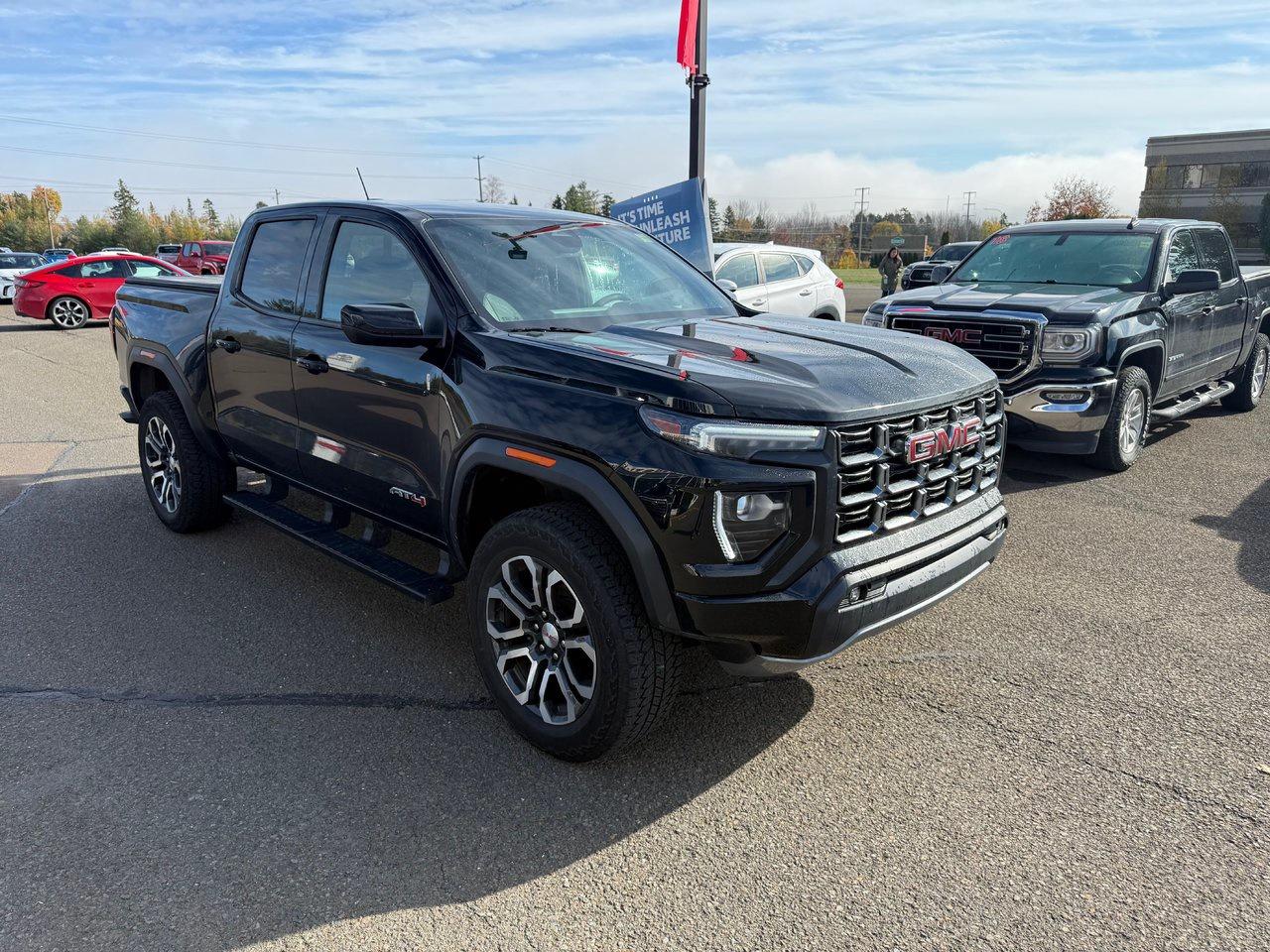 2024 GMC Canyon AT4 Photo2