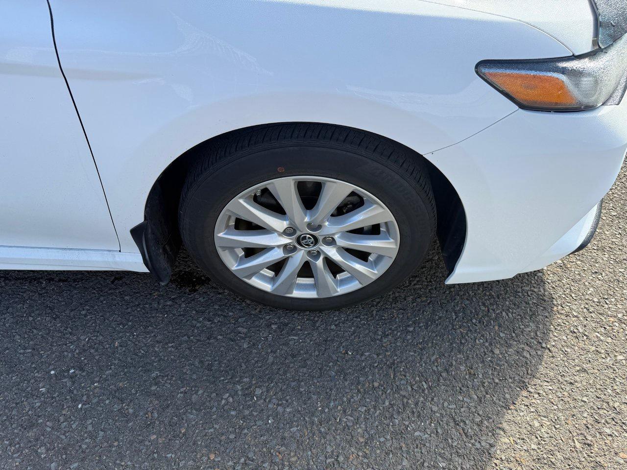 2019 Toyota Camry SE Photo3