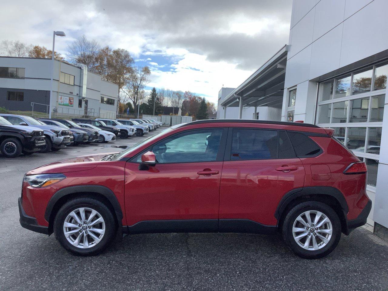 2022 Toyota Corolla Cross LE Photo4