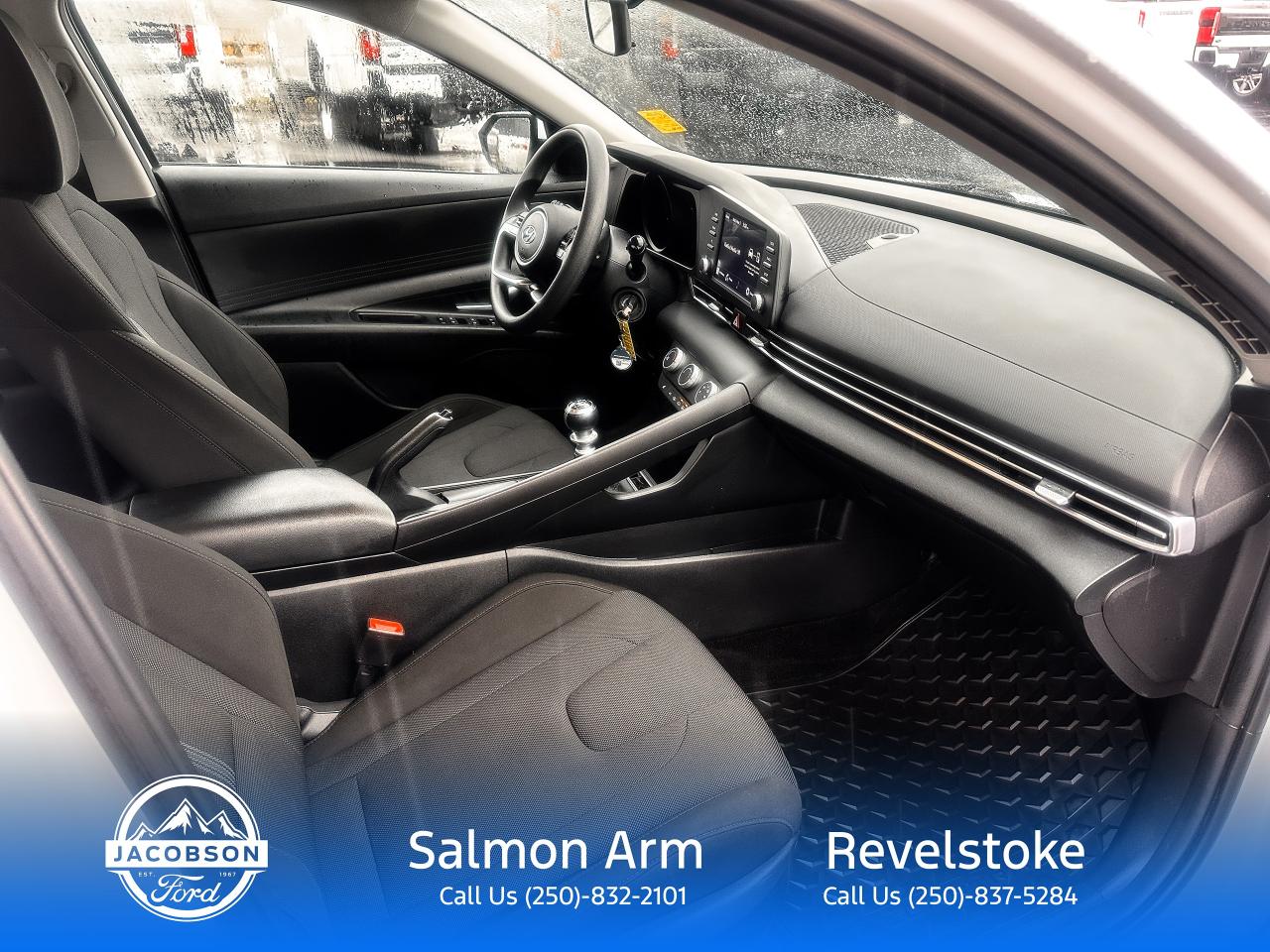 2022 Hyundai Elantra Essential Photo5