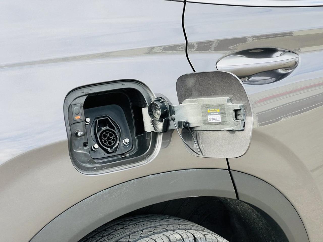 2023 Hyundai Santa Fe PLUG-IN HYBRID Luxury Photo3