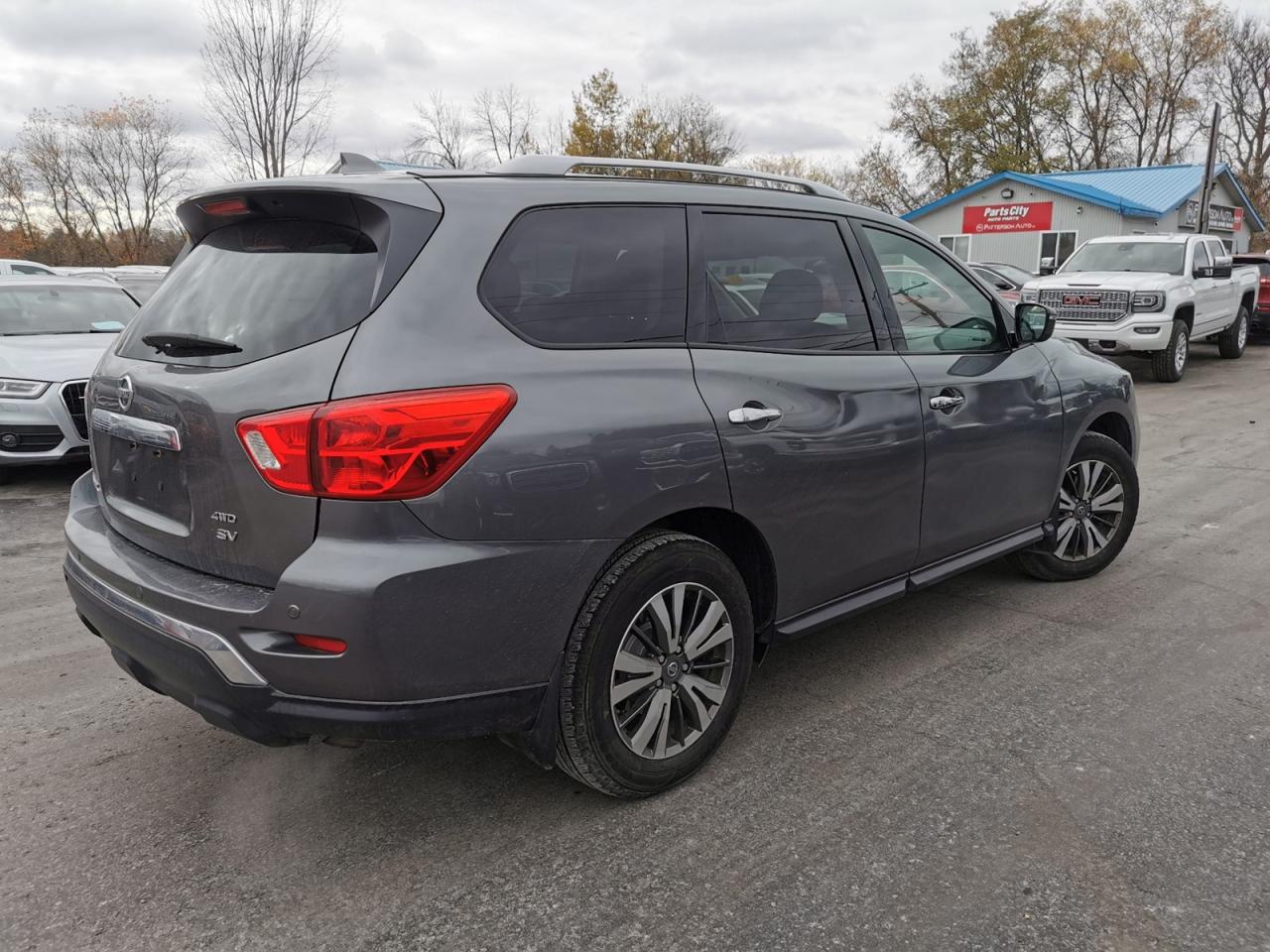 2019 Nissan Pathfinder SV Photo4