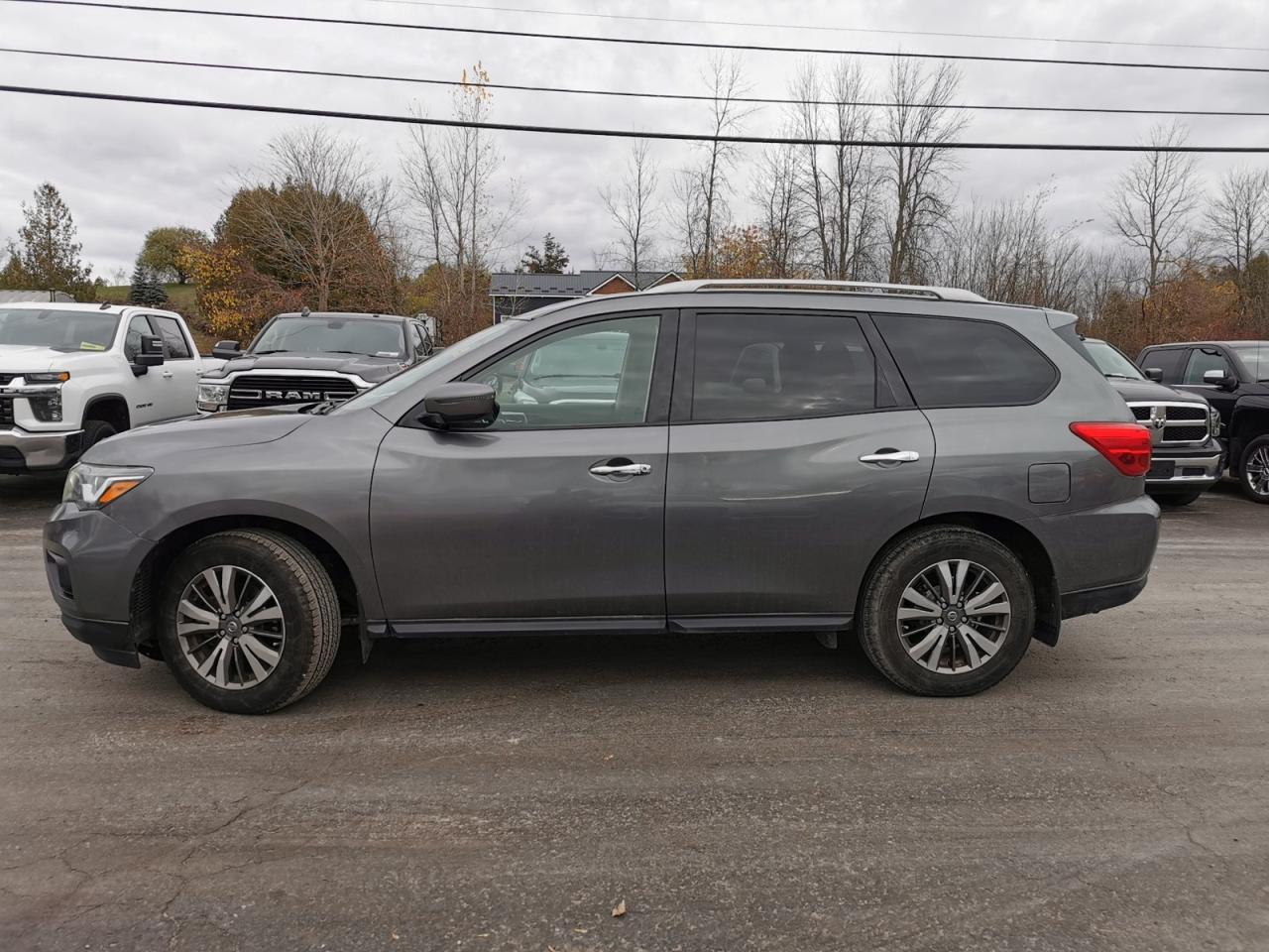 2019 Nissan Pathfinder SV - Photo #2