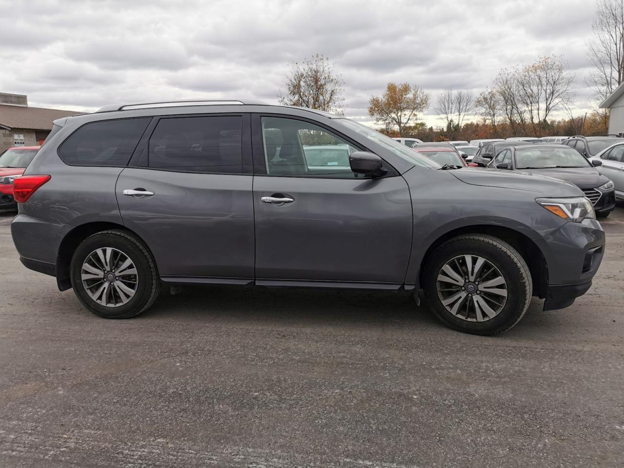 2019 Nissan Pathfinder SV - Photo #6