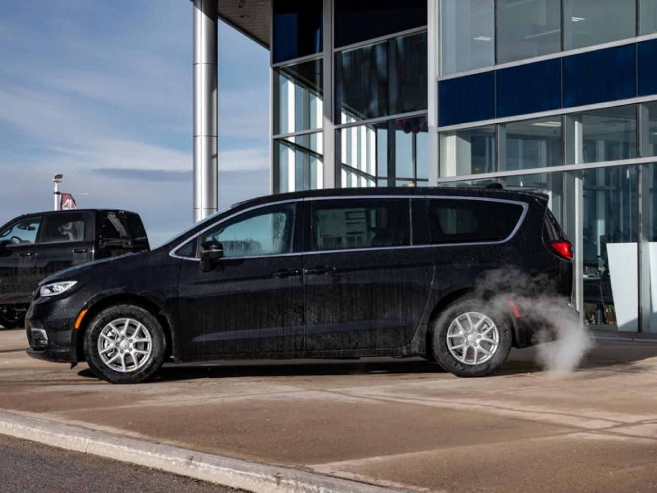 2026 Chrysler Pacifica Select Photo4