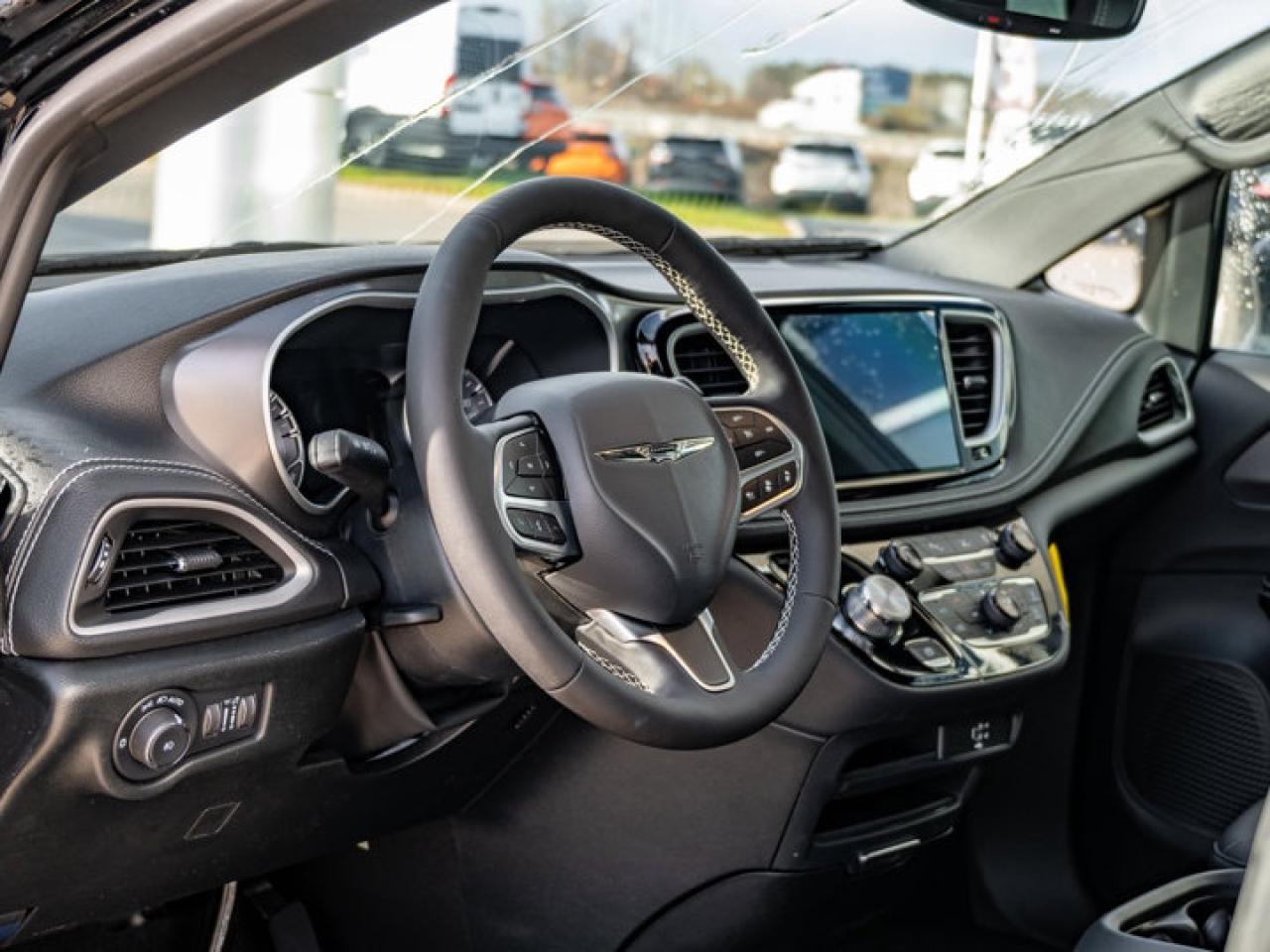 2026 Chrysler Pacifica Select Photo2