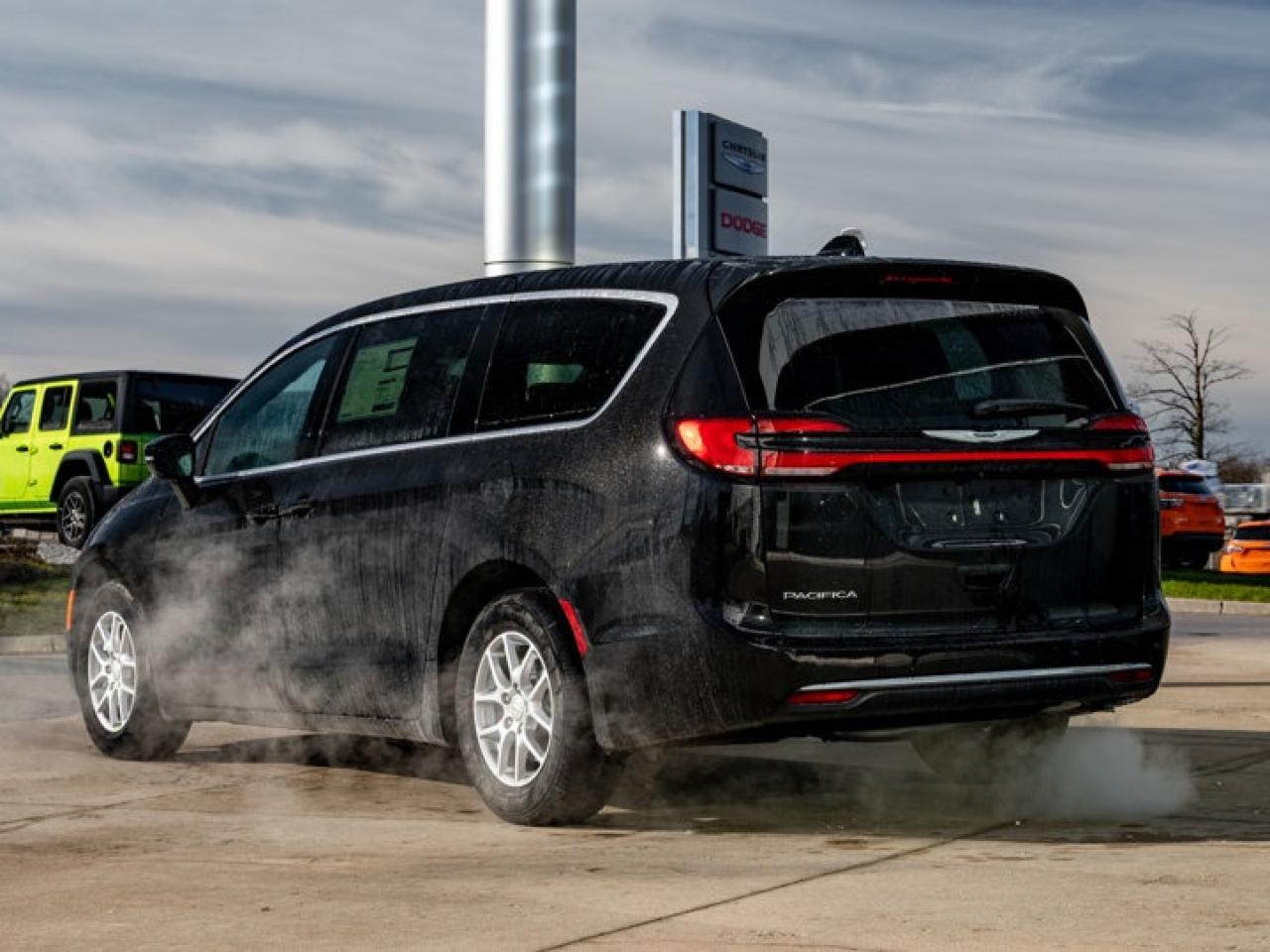 2026 Chrysler Pacifica Select Photo