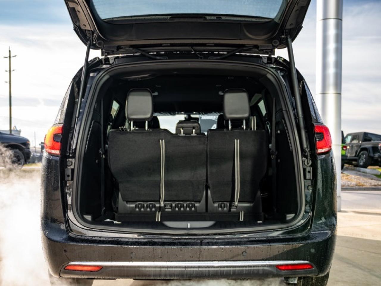 2026 Chrysler Pacifica Select Photo