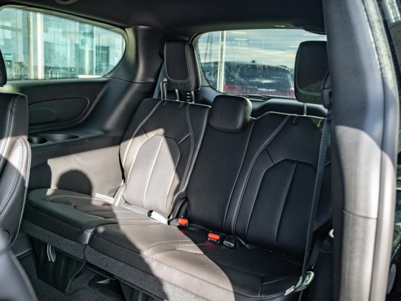 2026 Chrysler Pacifica Select Photo