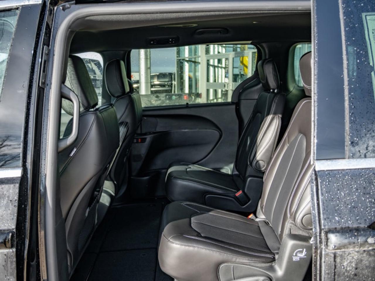 2026 Chrysler Pacifica Select Photo