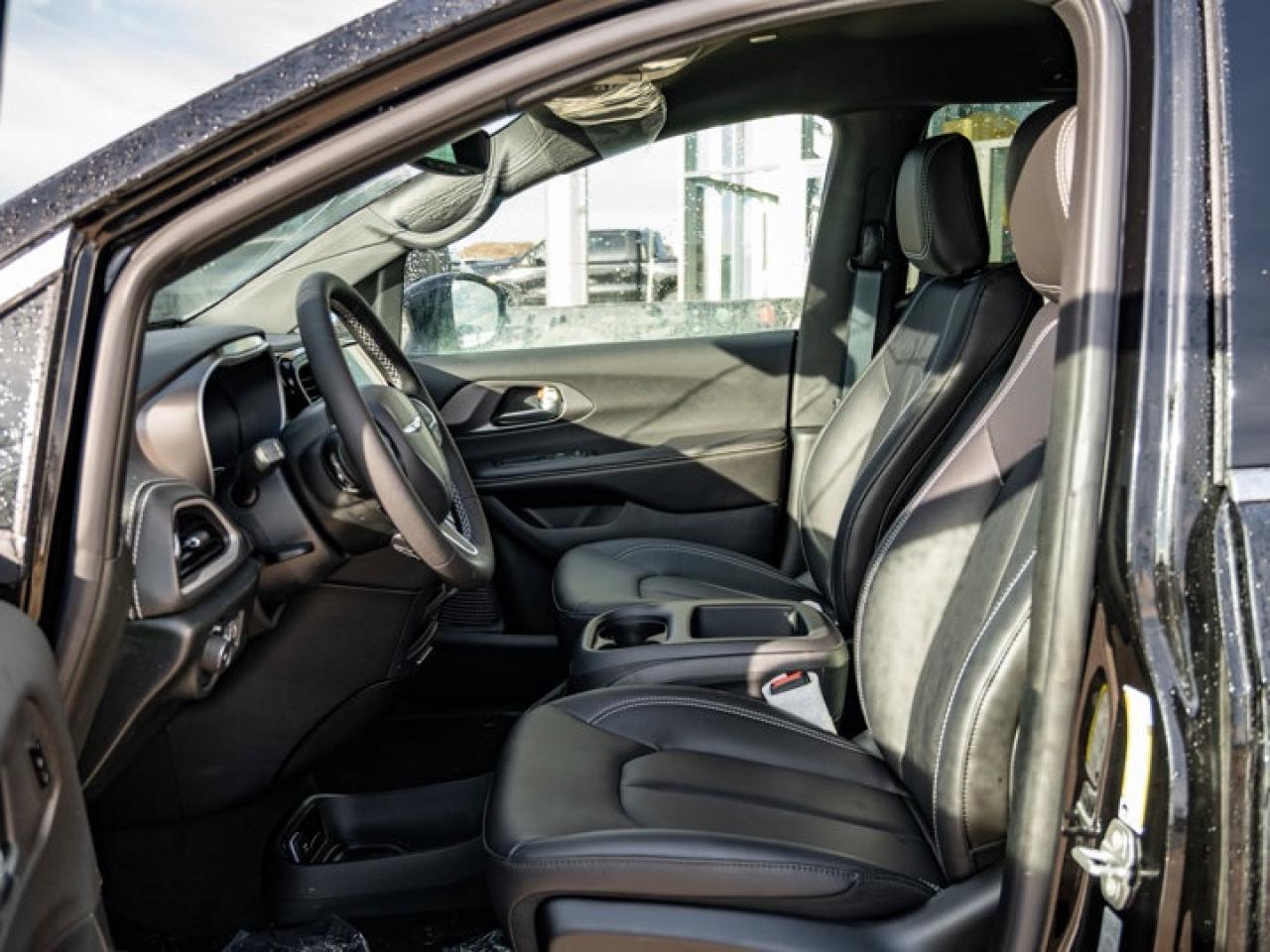 2026 Chrysler Pacifica Select Photo