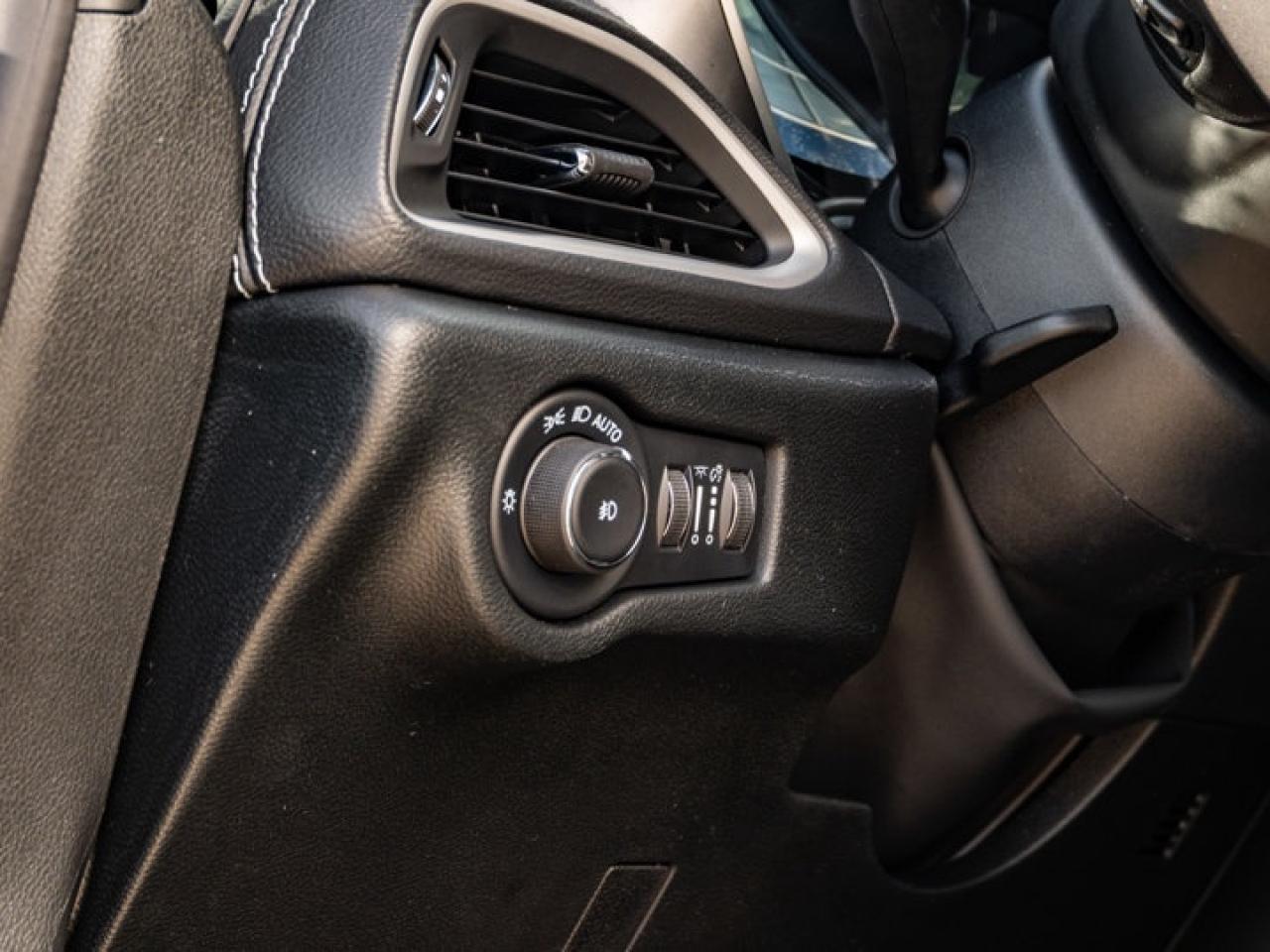 2026 Chrysler Pacifica Select Photo