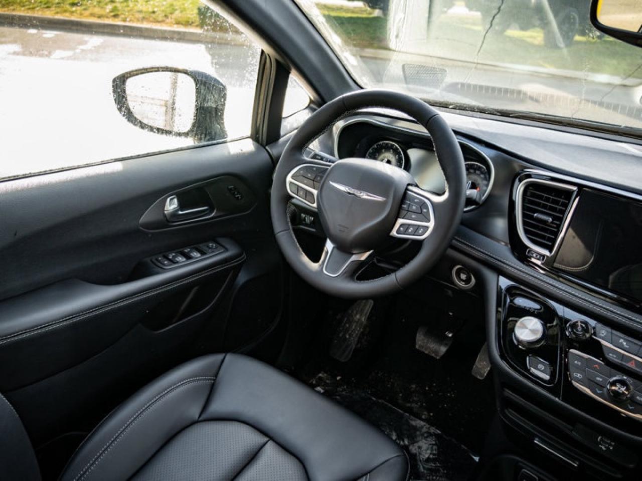 2026 Chrysler Pacifica Select Photo