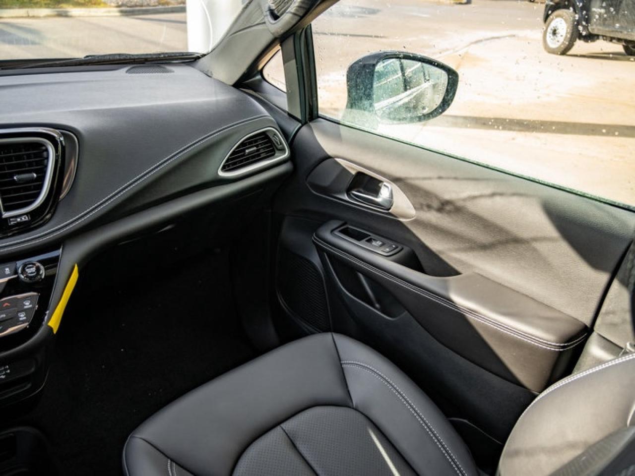 2026 Chrysler Pacifica Select Photo