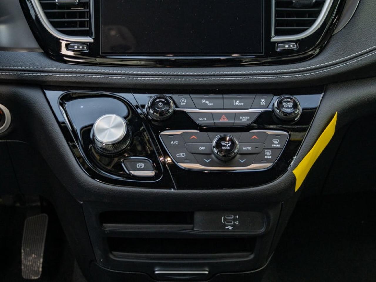 2026 Chrysler Pacifica Select Photo