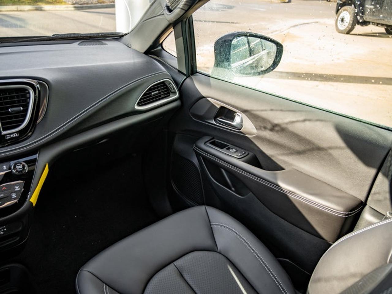 2026 Chrysler Pacifica Select Photo